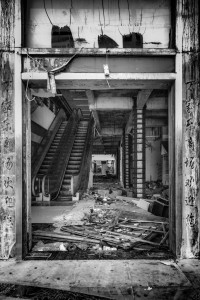 被遺棄的商場 Abandoned shopping mall / 中國海南三亞 Sanya, Hainan, China / SML.20140506.6D.32068.P1.BW